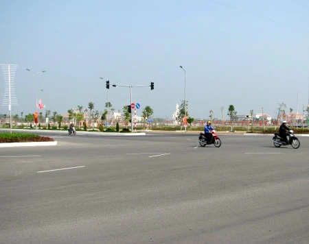 Mỗi chiều lưu thông có 3 làn xe: ô tô, xe máy, xe thô sơ.