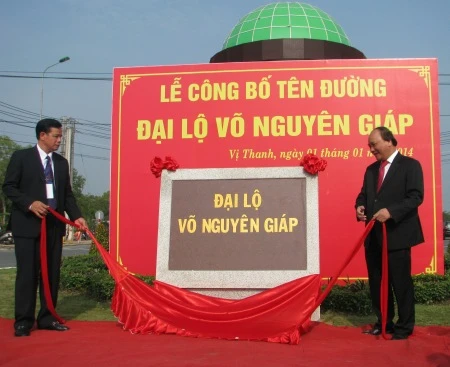 Phó Thủ tướng mở bảng tên Đại lộ Võ Nguyên Giáp tại Hậu Giang