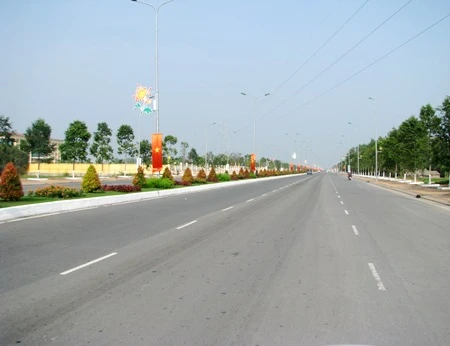 Mỗi chiều lưu thông có 3 làn xe: ô tô, xe máy, xe thô sơ.