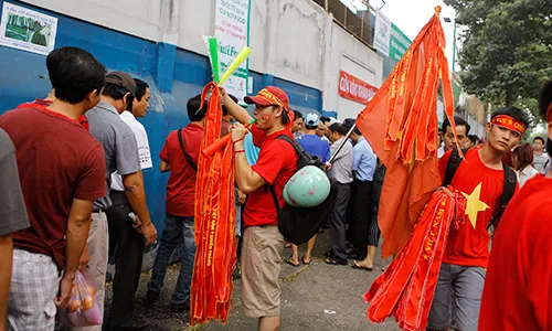 Dịch vụ ăn theo giải U19 sôi động ảnh 2 HDD0011-7566-1389173047.jpg