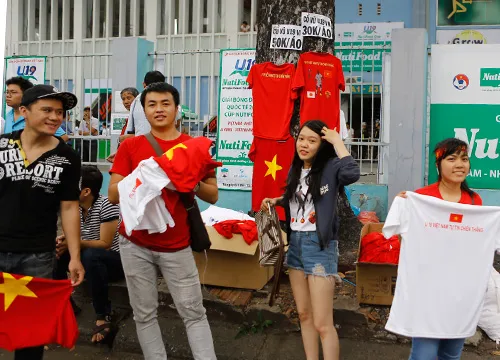 Dịch vụ ăn theo giải U19 sôi động ảnh 5 HDD0046-4589-1389173050.jpg