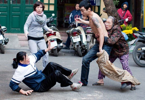 Kẻ cầm kéo đâm người giữa phố Hàng Bè có thể bị ảo giác do ma túy