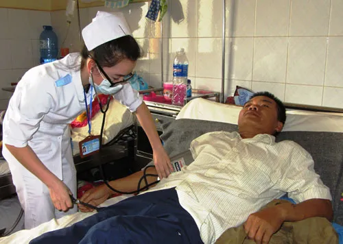 Một nạn nhân bị côn đồ xông vào nhà chém trọng thương ảnh 1 Bị