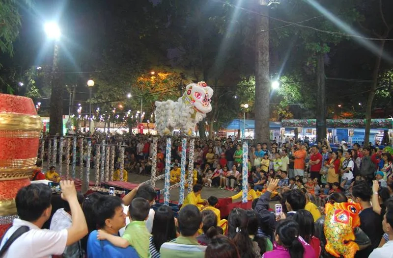 TP.HCM: Người dân đổ ra đường đón giao thừa ảnh 5 TP.HCM: Người dân đổ ra đường đón giao thừa ảnh 5