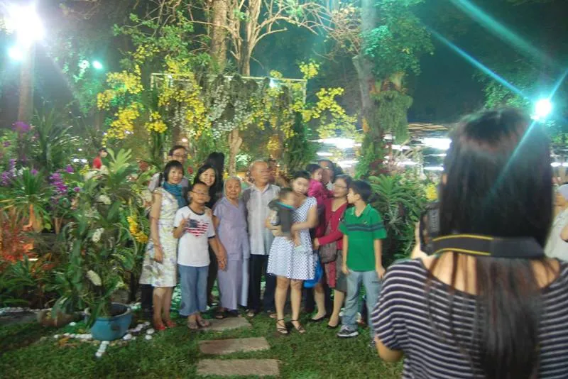 TP.HCM: Người dân đổ ra đường đón giao thừa ảnh 4 TP.HCM: Người dân đổ ra đường đón giao thừa ảnh 4