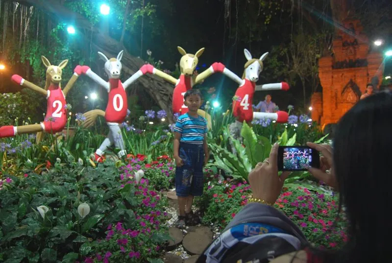 TP.HCM: Người dân đổ ra đường đón giao thừa ảnh 3 TP.HCM: Người dân đổ ra đường đón giao thừa ảnh 3