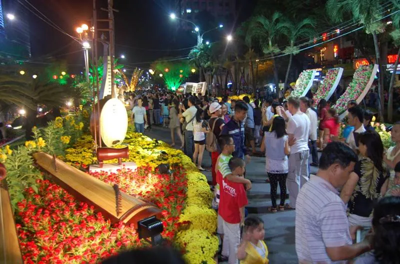 TP.HCM: Người dân đổ ra đường đón giao thừa ảnh 10 TP.HCM: Người dân đổ ra đường đón giao thừa ảnh 10