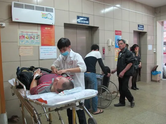 Nên đưa người bj say rượu đến các cơ sở y tế nếu có các biểu hiện lo mơ, vật vã