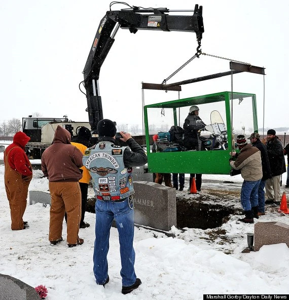 Chôn cả chiếc Harley-Davidson cùng người chết ảnh 1