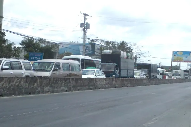 Đường từ miền Tây về TP.HCM: Kẹt xe hàng chục Km ảnh 2 Đường từ miền Tây về TP.HCM: Kẹt xe hàng chục Km ảnh 2