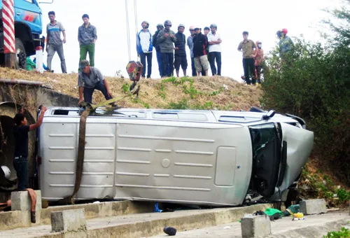 Xe khách lao đầu khỏi mặt đường quốc lộ. Ảnh: Châu Thành Xe khách lao đầu xuống hố bên quốc lộ. Ảnh: Châu Thành