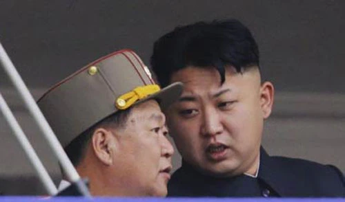 Kim Jong-un “o bế” nhà Choe Ryong-hae