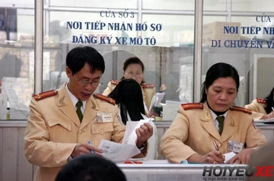 Chứng từ mua bán, cho tặng xe, giấy đăng kí… cùng lệ phí trước bạ và phí làm biển mới là những thứ bạn cần để sang tên đổi chủ khi mua xe đã qua sử dụng – Ảnh minh họa. Chứng từ mua bán, cho tặng xe, giấy đăng kí… cùng lệ phí trước bạ và phí làm biển mới là những thứ bạn cần để sang tên đổi chủ khi mua xe đã qua sử dụng – Ảnh minh họa.