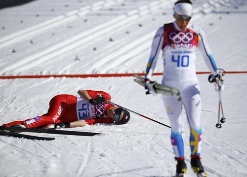 Kowalczyk gục ngã sau khi về đích