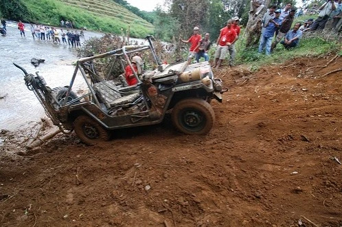 Ôtô địa hình tranh tài tại thác Đam B’ri ảnh 1