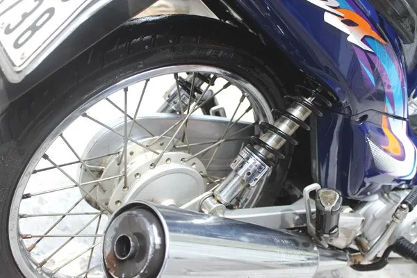 Rửa xe truyền thống Hệ thống rửa xe máy tự động Thủ công Tự động hóa Thời gian rửa từ 15-20 phút 5-7 phút Vốn ít Đầu tư lớn (hơn 100 triệu) Năng suất thấp Năng suất cao Cần nhiều sức lao động Tiết kiệm nhân công Giá thành rửa cao Giá thành rửa thấp Rửa bằng xà phòng Sử dụng bọt tẩy chuyên dụng Quản lý thủ công Dễ quản lý do có bộ đếm điện tử Một số hình ảnh trước và sau khi rửa xe bằng hệ thống rửa xe máy tự động Rửa xe truyền thống Hệ thống rửa xe máy tự động Thủ công Tự động hóa Thời gian rửa từ 15-20 phút 5-7 phút Vốn ít Đầu tư lớn (hơn 100 triệu) Năng suất thấp Năng suất cao Cần nhiều sức lao động Tiết kiệm nhân công Giá thành rửa cao Giá thành rửa thấp Rửa bằng xà phòng Sử dụng bọt tẩy chuyên dụng Quản lý thủ công Dễ quản lý do có bộ đếm điện tử Một số hình ảnh trước và sau khi rửa xe bằng hệ thống rửa xe máy tự động