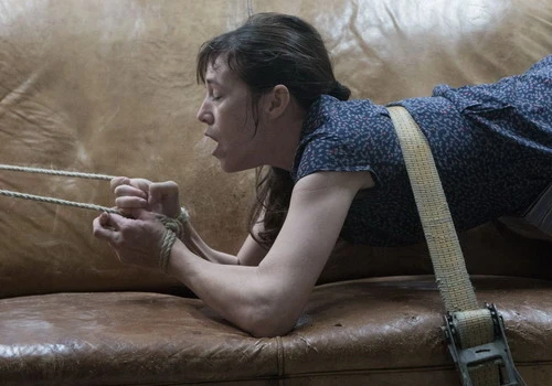 Nữ diễn viên Charlotte Gainsbourg (vai Joe) trong một cảnh bị bạo dâm.