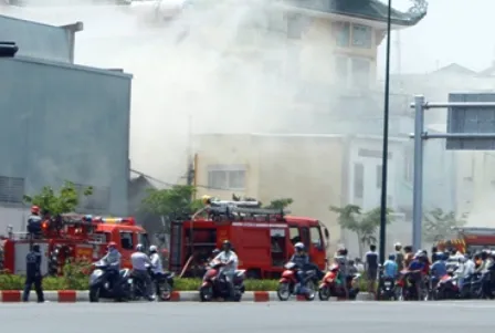 Hàng trăm công nhân tháo chạy khỏi "biển lửa" ảnh 2