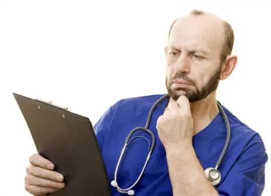 Khảo sát cho thấy có lúc thầy thuốc đối mặt với thách thức trong chỉ định và giải thích kết quả xét nghiệm (Ảnh MNT)