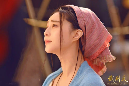 Trước đó, đoàn làm phim công khai loạt ảnh Phạm Băng Băng. Cô vào vai Võ Mị Nương từ khi còn