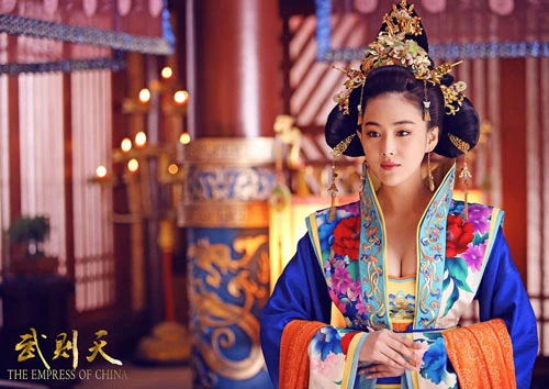 Trương Hinh Dư đóng tuyệt sắc giai nhân Tiêu Thục Phi. Tiêu Thục Phi tự phụ và kiêu ngạo, luôn ganh đua thiệt hơn với người khác. Chính những ham muốn, âm mưu của Tiêu Thục Phi biến cô trở thành quân cờ trong cuộc cạnh tranh chốn hậu cung và phải nhảy xuống giếng tự tử. Trương Hinh Dư từng đóng Tô Đát Kỷ, Lý Mạc Sầu& Sau vai diễn này, cô nói: Phần lớn nhà làm phim mời tôi hợp tác đều muốn dành cho tôi vai xấu ác, tôi bắt đầu cảm thấy nhàm chán rồi.