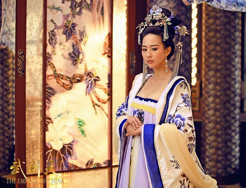 Trương Quân Ninh đóng Từ Tuệ - một cô gái tài sắc vẹn toàn, lại ngoan hiền, tốt bụng. Từ Tuệ thân thiết với Võ Mị Nương như chị em. Vì tình yêu, Từ Tuệ và Võ Mị Nương (Phạm Băng Băng đóng) từ bạn hóa thù. Tuy nhiên trên trường quay, Quân Ninh và Phạm Băng Băng rất thân thiết, hay trò chuyện cùng nhau.