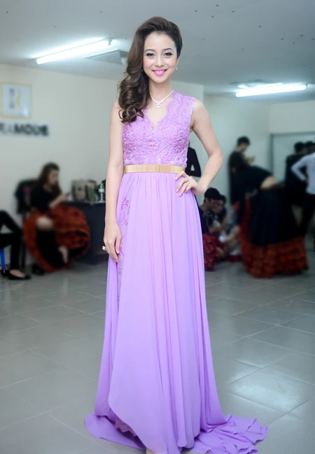 Đảm nhận vai trò dẫn chương trình cho đêm chung kết 1 của 'Chinh phục đỉnh cao' vào tối 16/3 tại TP HCM, Hoa hậu châu Á tại Mỹ tiếp tục chưng diện bộ váy tímlộng lẫy, tôn lên vẻ đẹp sang trọng. Đây là một thiết kế của Lê Thanh Hòa. anh1-5119-1395019559.jpg