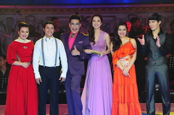 Jennifer Phạm khoác tay thân thiết MC Thanh Bạch vàpose ảnh vui vẻ với 4 thí sinh của 'Chinh phục đỉnh cao'. anh6-6732-1395019559.jpg