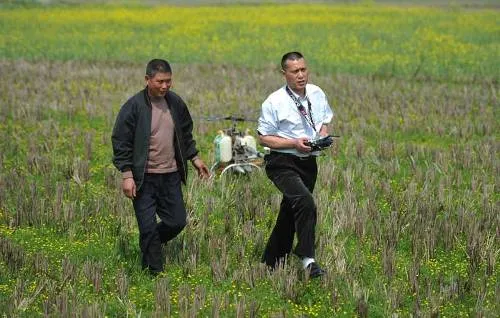 Nông dân chế máy bay để... phun thuốc trừ sâu ảnh 2 Nông dân chế máy bay để... phun thuốc trừ sâu ảnh 2