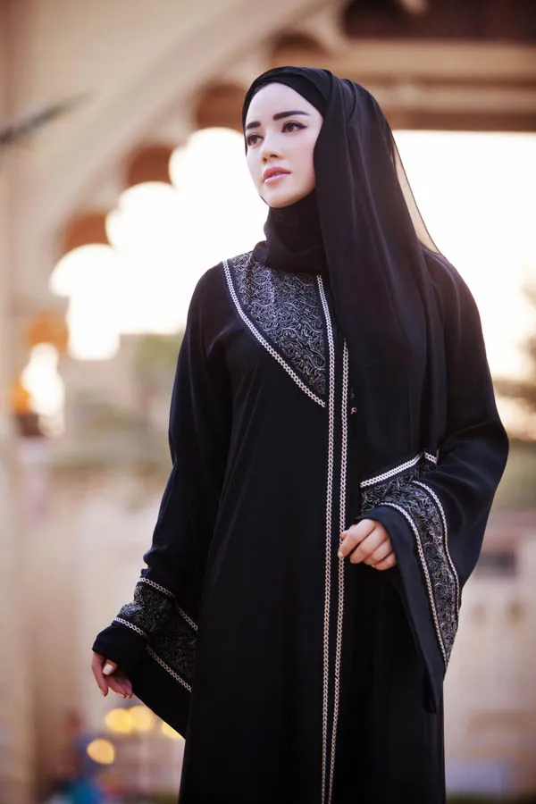 Lý Nhã Kỳ hóa phụ nữ Dubai đầy bí ẩn ảnh 6