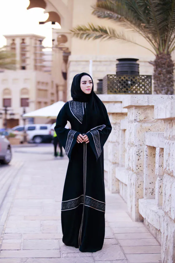 Lý Nhã Kỳ hóa phụ nữ Dubai đầy bí ẩn ảnh 7