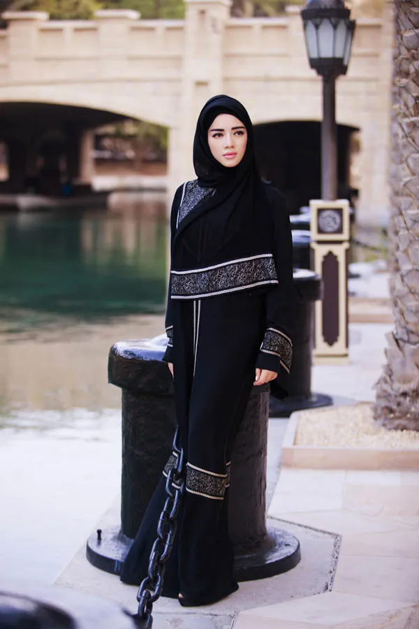 Lý Nhã Kỳ hóa phụ nữ Dubai đầy bí ẩn ảnh 5