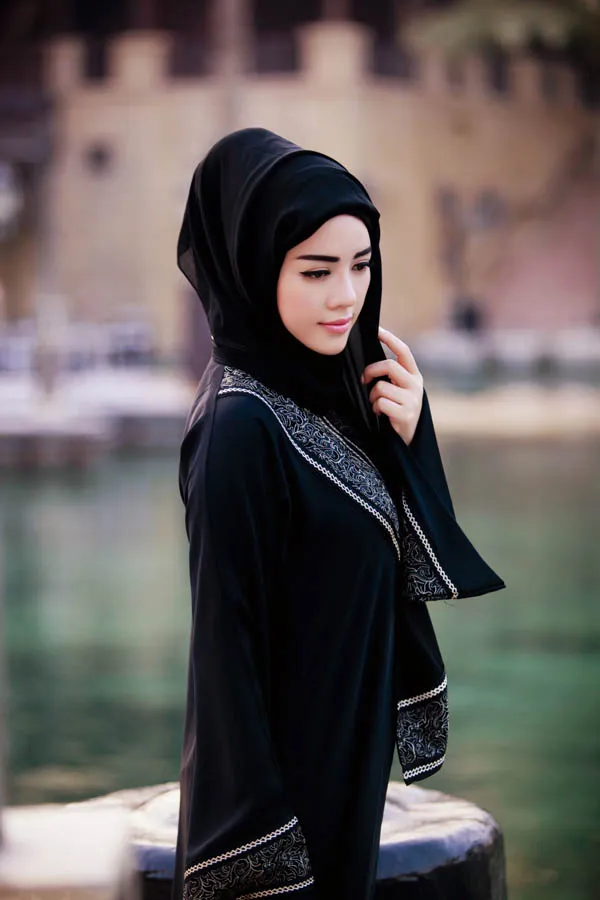 Lý Nhã Kỳ hóa phụ nữ Dubai đầy bí ẩn ảnh 2