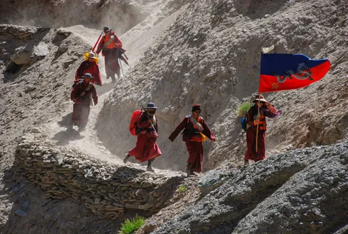 Đoàn hành hương nhặt rác, kêu gọi bảo vệ môi trường trên dãy Himalaya, do Pháp Vương dẫn đầu. pv2a-7904-1395921834.jpg