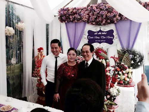 Tuấn Hưng rạng rỡ bên bố mẹ trong ngày vui. Ảnh: FB Tuấn Hưng.