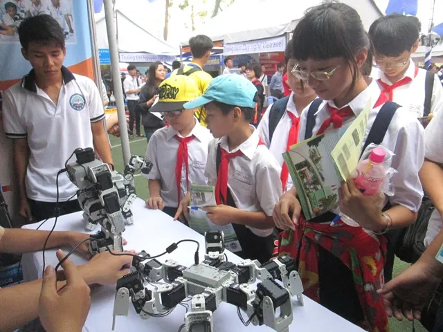 Sôi động ngày hội hướng nghiệp, dạy nghề dành cho HS-SV ảnh 1