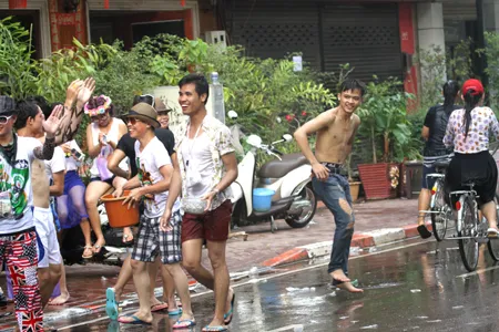 Một đô nam nữ lạc vào dòng người đã được nhận nước khá nhiều.