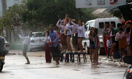 Một đô nam nữ lạc vào dòng người đã được nhận nước khá nhiều.