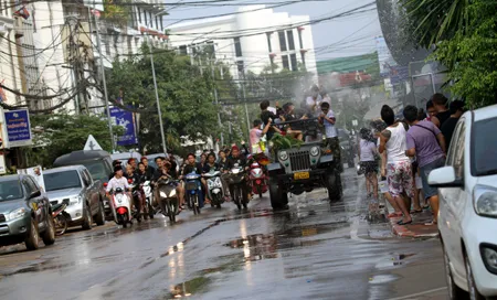 Một đô nam nữ lạc vào dòng người đã được nhận nước khá nhiều.