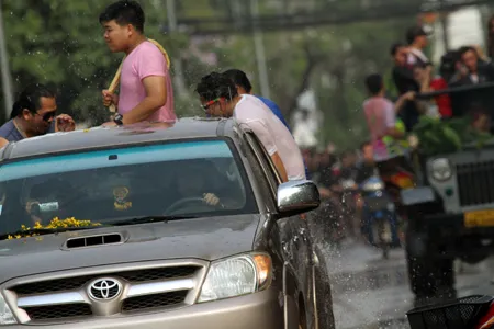 Một đô nam nữ lạc vào dòng người đã được nhận nước khá nhiều.