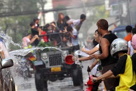 Một đô nam nữ lạc vào dòng người đã được nhận nước khá nhiều.