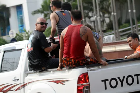 Một đô nam nữ lạc vào dòng người đã được nhận nước khá nhiều.