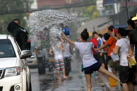 Một đô nam nữ lạc vào dòng người đã được nhận nước khá nhiều.