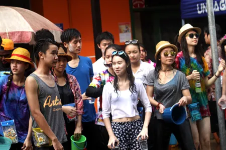 Một đô nam nữ lạc vào dòng người đã được nhận nước khá nhiều.