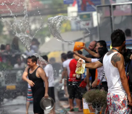 Một đô nam nữ lạc vào dòng người đã được nhận nước khá nhiều.