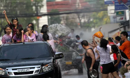 Một đô nam nữ lạc vào dòng người đã được nhận nước khá nhiều.