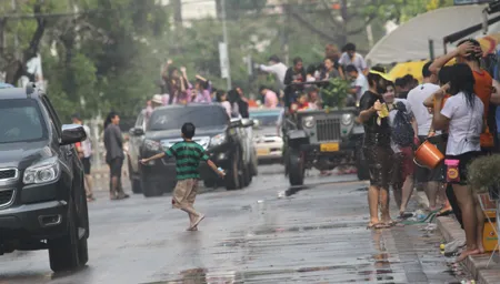 Một đô nam nữ lạc vào dòng người đã được nhận nước khá nhiều.