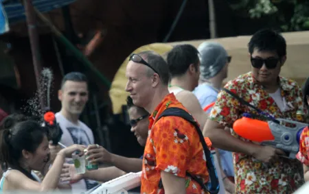 Một đô nam nữ lạc vào dòng người đã được nhận nước khá nhiều.