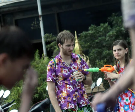 Một đô nam nữ lạc vào dòng người đã được nhận nước khá nhiều.