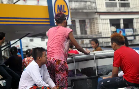 Một đô nam nữ lạc vào dòng người đã được nhận nước khá nhiều.